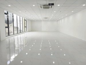 chính chủ cho thuê nhà riêng mới xây trần cao 4m sàn thông suốt dt 560m2