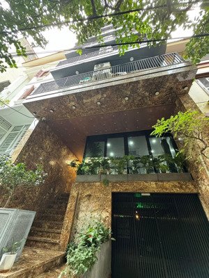 bán toà văn phòng hoàng quốc việt, oto tránh, 2 thoáng trước sau, 9 tầng thang máy, 150tr/tháng