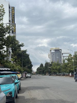 bán 4 nền góc 2mt đ hoàng văn thái kdc hưng phú, cách siêu thị go 200m thích hợp toà vp & ks