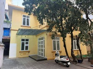 cho thuê nhà ngõ 267 hồ tùng mậu,300m2, xây dựng 90m2 gồm 2 tầng còn lại sân giá thuê 20tr/th