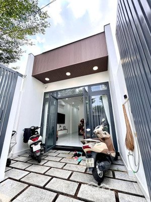 về quê bán lại căn nhà cấp 4 mới xây ở rất kiên cố, đường 8m . trả trước 300 triệu giao nhà luôn