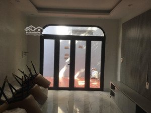 chính chủ cần bán nhà 55m2 xây độc lập 3 tầng 4 ngủ có sân rộng. lh 