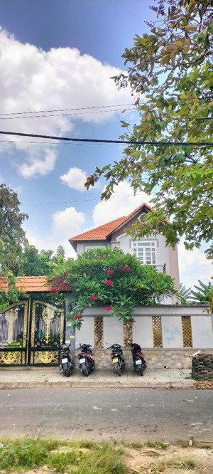 giảm 15,5 tỷ còn 13,7 tỷ biệt thự sân vườn giá rẻ 10m x 20m 2 lầu tp. thủ đức