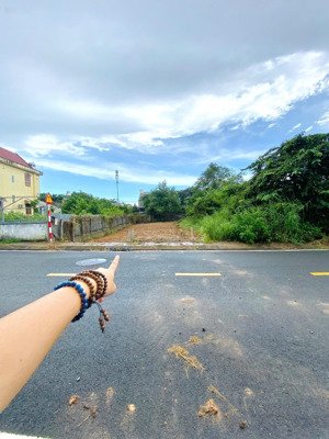 bán lỗ 300tr lô đất mt kinh doanh đường tỉnh lộ 8- 200m2 full thổ- giá 860tr- shr