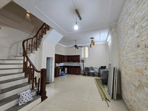 nhà đẹp ngõ 374 âu cơ gần hồ tây, 4 tầng, 4pn, sân thượng thoáng giá cực tốt 17tr!