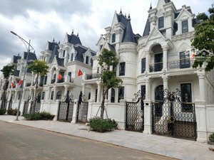 chính chủ bán căn bt lâu đài 180m2 có hầm và 3 tầng nổi tmc phạm văn đồng. sổ đỏ