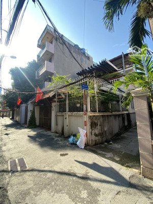 bán nhà ngay kđt ciputra, phú thượng. lô góc 3 mặt thoáng, 8m mặt tiền, sân vườn, gara ô tô 7 chỗ