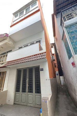 hẻm 3m đoàn văn bơ - 3 tầng - tặng hết nội thất.