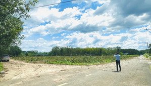 cần nhượng lại đất thổ cư 2 mặt tiền, ngang 16m, dân đông. gọi số 