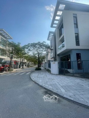 bán nhanh gấp căn biệt thự 180m2, mặt tiền 9m, giá 35 tỷ, sẵn sổ