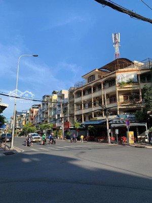 góc 2mt trần văn kiểu, q.6. dt: 11m x 22m. kc: 2 tầng. hđt: 50tr/th. giá: 45 tỷ