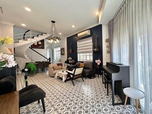 chủ hạ giá sâu chốt 24,5 tỷ căn mặt tiền hoa lan p2 phú nhuận.dt:4x14m2.kết cấu 4 tầng nhà mới đẹp