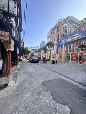 bán căn hộ hoàn kiếm: 2 ngủ - nhà đẹp - ở luôn ô tô đỗ - cách hồ 400 mét. cực hiếm