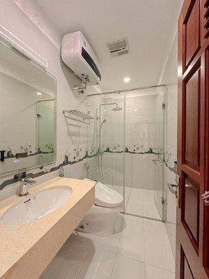 bán tòa văn phòng mặt đường nguyễn khang 8 tầng thang máy vỉa hè rộng