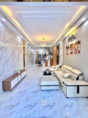 hiếm pháo đài láng, 2 mặt thoáng, ngõ thông, gần phố, 40m ra ô tô, 42m2*5t, giá nhỉnh 8 tỷ