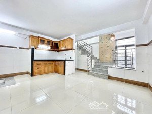 chính chủ cần bán căn nhà ngay nhà thờ dĩ an đường 5 m rộng rãi an ninh