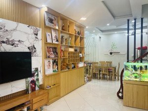 tôi là chính chủ,muốn bán nhà gần cổng trường tiểu học phú đô 40m2.nhà thiết kế cực đẹp và rộng rãi