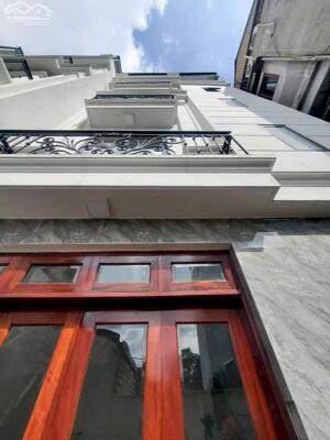 Bán nhà Thạch Bàn,Long Biên 5 tầng,31m,mt5.6m oto đỗ cổng nhỉnh 5 tỷ