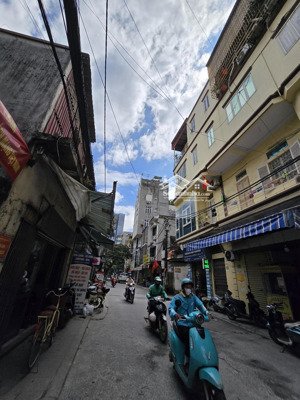 lô góc cầu giấy 90m kinh doanh sầm uất ô tô tránh
giá: 34 tỷ (có thương lượng)