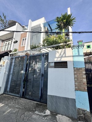 nhà 2 tầng hẻm thông tứ tung - 65m2 - chỉ 5,6 tỷ - ngay đình phong phú,q9