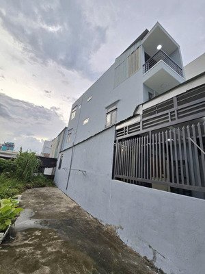 nhà mới hẻn xe tải ngay mã lò kết cấu 3 tầng với 4 phòng ngủ mà giá chỉ 5.x tỷ (x tiểu học )