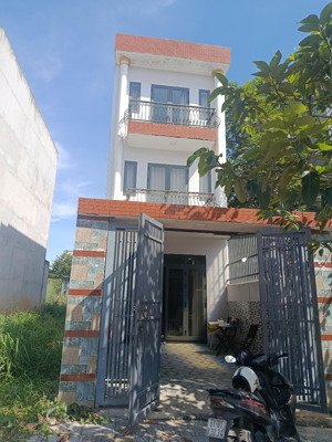 cho thuê nhà 2 lầu 4pn giá 9tr phường uyên hưng tân uyên bình dương. ngay kcn nam tân uyên mở rộng