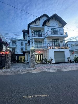 bán ks đường trần phú, trung tâm vạn giã, bắc vân phong, 604m², lô góc mặt tiền 20m, cách biển 50m