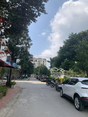 hoa hậu vạn phúc 7 tầng thang máy view him lam.
ô tô tránh vỉa hè rộng vừa ở vừa kinh doanh