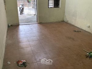 cho thuê nhà cấp 4,gần ocp1 gia lâm dtich 100m2, mặt ngõ oto thông,, sân để 2oto , giá mềm.