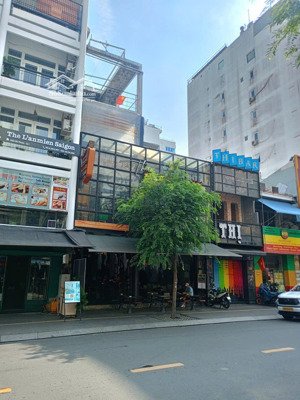 cần bán nhà mt đề thám_bùi viện p. phạm ngũ lão, q1. dt: 8x23m,3 lầu. hđt 250tr/th