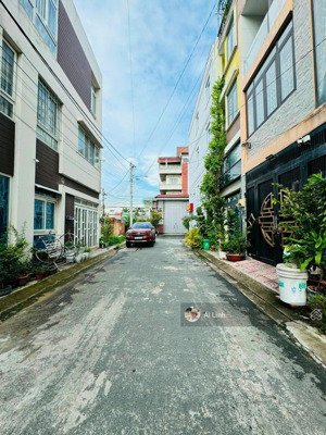 duy nhất 1 lô hxh 6m ngay mặt tiền lê văn chí gần ngã tư thủ đức-metro 100m2 full thổ khu dân trí