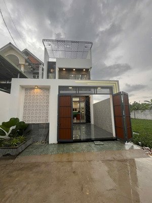 bán rẻ nhà đẹp đường ô tô cách sân bay tân sơn nhất 40phút