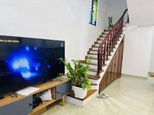 chính chủ cần bán nhà mới đẹp 3 tầng mt đường trần thái tông.