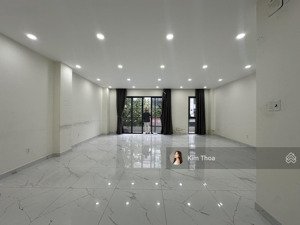 văn phòng tầng 2 (85m2), ngăn sẵn 2 phòng, gần bãi xe, có thang máy, máy lạnh, hầm xe. giá 12 tr