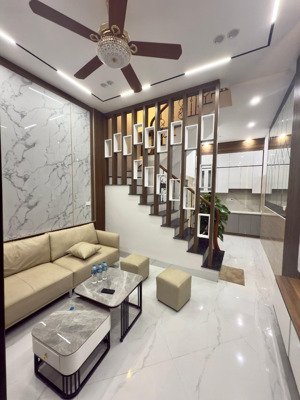 bán nhà riêng hoàng hoa thám, tây hồ 5 tầng 28m2, mt 4m, cách phố ô tô 30m, trước nhà thông thoáng