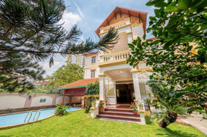 cho thuê biệt thự nguyễn văn hưởng , thảo điền fun nội thất giá chỉ 140 triệu \ tháng .