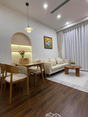 tôi cần cho thuê căn 2n2vs nội thất xịn đẹp, thoáng mát tại vinsmart city giá 11.5tr lh: 