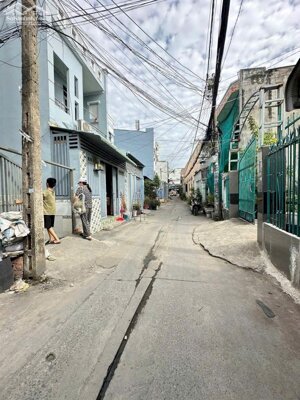 Nhà đẹp rất hầm hố 1 trệt 1 lửng 1 lầu đường 4m ô tô đỗ cửa quận 12