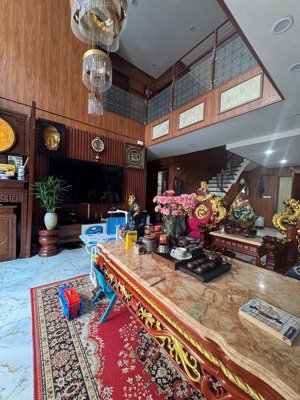 chính chủ bán gấp duplex 190m, trần cao 7m tặng full nội thất gỗ quý dát vàng và thiết bị.