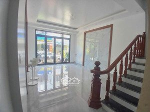 cho thuê nhà khu phân lô văn cao, dt: 80m2, 4 ngủ khép kín, có thang máy.