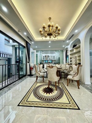 gấp! chính chủ cần bán biệt thự pháp vân dt 250m2, 4tầng, mt14m, vỉa hè 3m, giá 45 tỷ.lh 