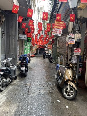bán nhà cũ tại ngõ văn hương- đống đa. dt 30m2 . nhà cũ 2 tầng . giá chào 5.45 tỷ