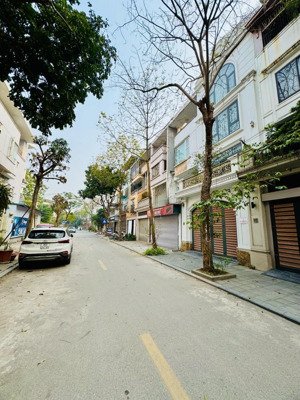 chính chủ nhờ bán căn liên kề văn phú- đối diện công viên chợ 365 hà đông