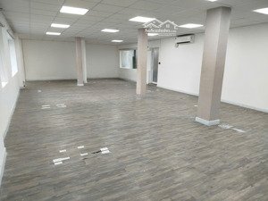 cho thuê mb 150m2 trống suốt trung tâm q1