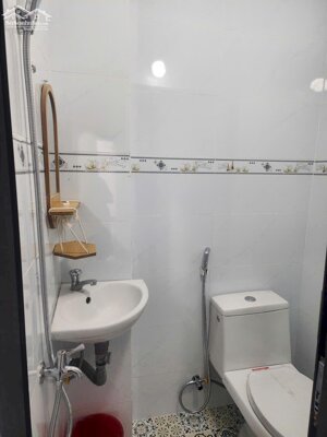 Nhà mới xây,bé bé mà xinh xinh dành cho gia chủ có dân số ít.