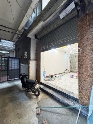 nhà mới ở ngay, ngõ thông ba gác đỗ cửa, 20m ra mặt phố oto tránh. dt 25m 5t mt3,5m giá 5,7 tỷ