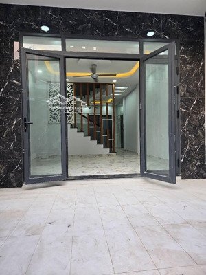 chỉ 4,8tỷ - có ngay nhà 3tầng sát cổng vinhomes q9