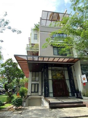 bán căn nhà phố góc công viên pmh. q7. dt:144m2. nội thất cao cấp - có hầm và thang máy. em luân