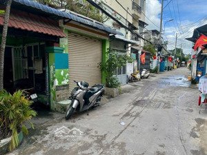 bân nhà 2 tầng 5,8m x 35m tô ký sát mặt tiền chợ chó, trung mỹ tây, đường thông oto ra song hành.