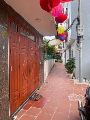 nhỉnh hơn 5 tỷ có nhà gần đại học công nghiệp,nhổn- 5 tầng- 30m2, mặt tiền 3,5m- ngõ ba gác